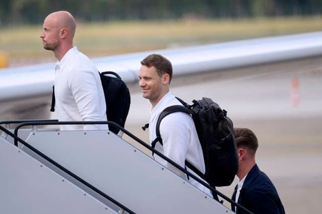 Athletiktrainer Krunoslav Banovcic und Torwart Manuel Neuer steigen in den Flieger am Flughafen Nürnberg vor dem Abflug der Nationalmannschaft zum Achtelfinale gegen Dänemark bei der UEFA EURO, EM, Europameisterschaft,Fussball 2024 Fußball-Europameisterschaft in Dortmund. Nürnberg, 28.06.2024 Bayern Deutschland Copyright: xDwixAnoraganingrumx