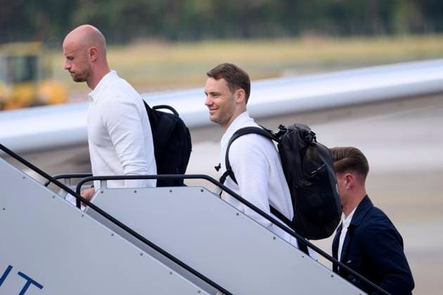 Athletiktrainer Krunoslav Banovcic und Torwart Manuel Neuer steigen in den Flieger am Flughafen Nürnberg vor dem Abflug der Nationalmannschaft zum Achtelfinale gegen Dänemark bei der UEFA EURO, EM, Europameisterschaft,Fussball 2024 Fußball-Europameisterschaft in Dortmund. Nürnberg, 28.06.2024 Bayern Deutschland Copyright: xDwixAnoraganingrumx