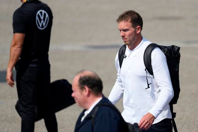 Bundestrainer Julian Nagelsmann steigt in den Flieger am Flughafen Nürnberg vor dem Abflug der Nationalmannschaft zum Achtelfinale gegen Dänemark bei der UEFA EURO, EM, Europameisterschaft,Fussball 2024 Fußball-Europameisterschaft in Dortmund. Nürnberg, 28.06.2024 Bayern Deutschland Copyright: xDwixAnoraganingrumx