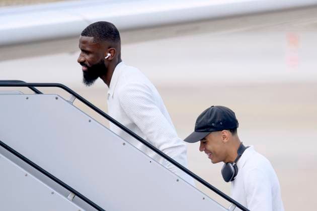 Die Fußballspieler Antonio Rüdiger und Jamal Musiala steigen in den Flieger am Flughafen Nürnberg vor dem Abflug der Nationalmannschaft zum Achtelfinale gegen Dänemark bei der UEFA EURO, EM, Europameisterschaft,Fussball 2024 Fußball-Europameisterschaft in Dortmund. Nürnberg, 28.06.2024 Bayern Deutschland Copyright: xDwixAnoraganingrumx
