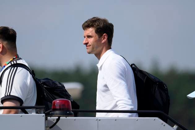Fußballspieler Thomas Müller steigt in den Flieger am Flughafen Nürnberg vor dem Abflug der Nationalmannschaft zum Achtelfinale gegen Dänemark bei der UEFA EURO, EM, Europameisterschaft,Fussball 2024 Fußball-Europameisterschaft in Dortmund. Nürnberg, 28.06.2024 Bayern Deutschland Copyright: xDwixAnoraganingrumx