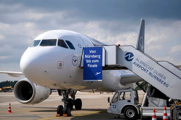 Der Lufthansa-Flieger der Nationalelf am Flughafen Nürnberg vor dem Abflug der Nationalmannschaft zum Achtelfinale gegen Dänemark bei der UEFA EURO, EM, Europameisterschaft,Fussball 2024 Fußball-Europameisterschaft in Dortmund. Nürnberg, 28.06.2024 Bayern Deutschland Copyright: xDwixAnoraganingrumx