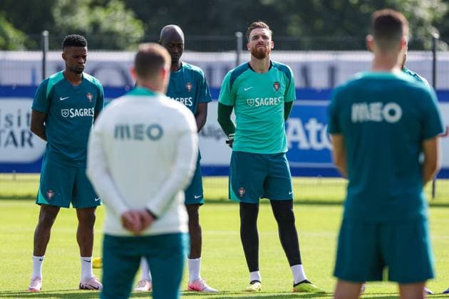 EM 2024: Portugal Training in Marienfeld am 28.06.2024 The Portugal players with a minute of silence for former player of Sporting Lisboa Faleceu Manuel Fernandes