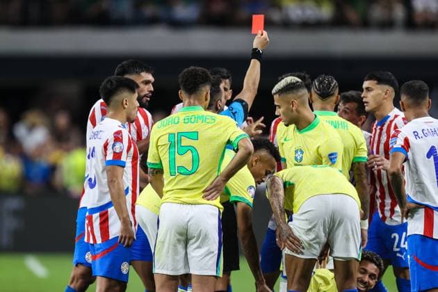 June 28, 2024: The referee issues a red card during the CONMEBOL Copa America Group D Stage match at Allegiant Stadium between Paraguay vs Brazil on June 28, 2024 in Las Vegas, NV. CSM. Las Vegas United States of America - ZUMAc04_ 20240628_zma_c04_062 Copyright: xChristopherxTrimx