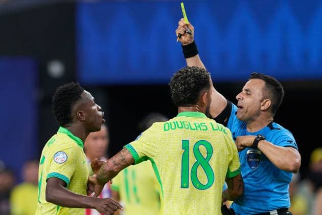 RECORD DATE NOT STATED Copa America USA 2024 Paraguay vs Brazil Referee Piero Maza of Chile shows yellow card to Vinicius Junior of Brazil during the CONMEBOL Copa America 2024 group D match between Paraguay and Brazil, at Allegiant Stadium, on June 28, 2024 in Las Vegas, Nevada, United States. LAS VEGAS NEVADA UNITED STATES  Copyright: xJorgexMartinezx 20240628214749_CA_GD_2024_PAR_BRA_MAZA145