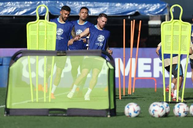 Argentina s midfielder Alexis Mac Allister (R), forward Nicolas Gonzalez (L) and forward Lautaro Martinez take parta in a training session ahead the match against Peru for the Copa America USA 2024, group A, at Florida International University (FIU) , on June 28, 2024. MIAMI UNITED STATES Copyright: xALEJANDROxPAGNIx