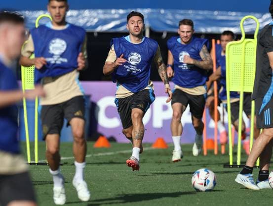 Argentina s defender Gonzalo Montiel (C) and midfielder Alexis Mac Allister take part in a training session ahead the match against Peru for the Copa America USA 2024, group A, at Florida International University (FIU) , on June 28, 2024. MIAMI UNITED STATES Copyright: xALEJANDROxPAGNIx