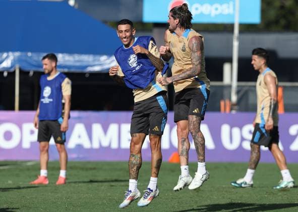 Argentina s forward Angel Di Maria (L) and midfielder Rodrigo de Paul joke during a training session ahead the match against Peru for the Copa America USA 2024, group A, at Florida International University (FIU) , on June 28, 2024. MIAMI UNITED STATES Copyright: xALEJANDROxPAGNIx