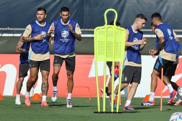 Argentina s forward Angel Di Maria (2nd-L) and teammates take part in a training session ahead the match against Peru for the Copa America USA 2024, group A, at Florida International University (FIU) , on June 28, 2024. MIAMI UNITED STATES Copyright: xALEJANDROxPAGNIx