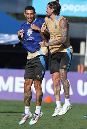 Argentina s forward Angel Di Maria (L) and midfielder Rodrigo de Paul joke during a training session ahead the match against Peru for the Copa America USA 2024, group A, at Florida International University (FIU) , on June 28, 2024. MIAMI UNITED STATES Copyright: xALEJANDROxPAGNIx