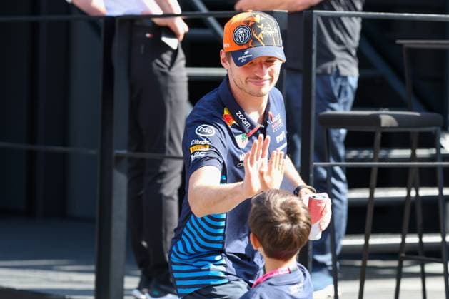 Ankunft am Paddock, Max Verstappen (Red Bull) klatscht einen kleinen Fan ab, Sprint, Grosser Preis von Oesterreich, Motorsport, Herren, Formel 1, 29.06.2024 Spielberg Steiermark Oesterreich