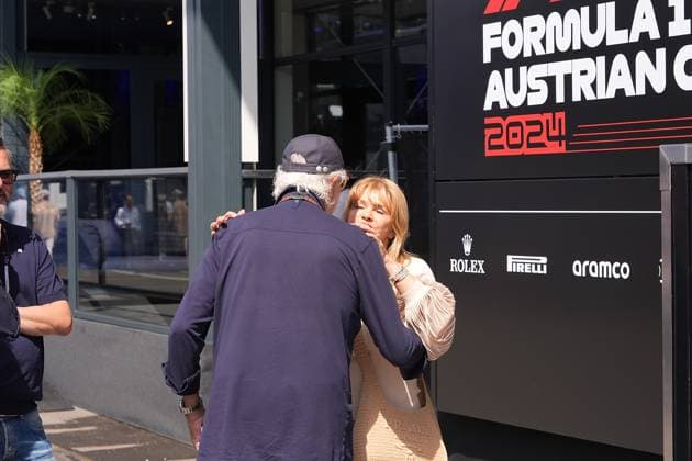 29.06.2024, Red Bull Ring, Spielberg, Formel 1 Großer Preis von Österreich 2024 , im Bild Corinna Schumacher begrüßt Flavio Briatore und umarmt ihn. Defodi-506_20240629_hbr_0068