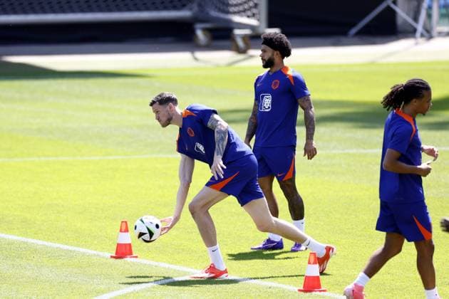 WOLFSBURG - (l-r) Wout Weghorst, Memphis Depay during a training session of the Dutch national team, Nationalteam at the AOK Stadium on June 29, 2024 in Wolfsburg, Germany. The Dutch national team is preparing for the eighth finals at the European Football Championship in Germany against Romania. ANP KOEN VAN WEEL UEFA EURO, EM, Europameisterschaft,Fussball 2024 Germany 2024 xVIxANPxSportx xxANPxIVx 502322696 originalFilename: 502322696.jpg