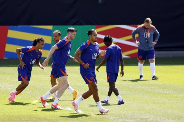WOLFSBURG - (l-r) Nathan Ake, The Dutch national team, Nationalteam is preparing for the eighth finals at the European Football Championship in Germany against Romania. ANP KOEN VAN WEEL UEFA EURO, EM, Europameisterschaft,Fussball 2024 Germany 2024 xVIxANPxSportx xxANPxIVx 502322782 originalFilename: 502322782.jpg