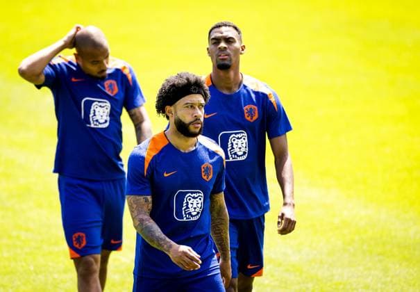 WOLFSBURG - Donyell Malen, Memphis Depay and Ryan Gravenberch during a training session of the Dutch national team, Nationalteam at the AOK Stadium on June 29, 2024 in Wolfsburg, Germany. The Dutch national team is preparing for the eighth finals at the European Football Championship in Germany against Romania. ANP KOEN VAN WEEL UEFA EURO, EM, Europameisterschaft,Fussball 2024 Germany 2024 xVIxANPxSportx xxANPxIVx 502324570 originalFilename: 502324570.jpg