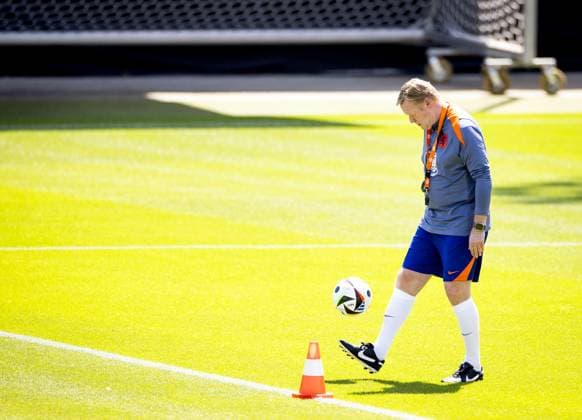 WOLFSBURG - National coach Ronald Koeman during a training session of the Dutch national team, Nationalteam in the AOK Stadium on June 29, 2024 in Wolfsburg, Germany. The Dutch national team is preparing for the eighth finals at the European Football Championship in Germany against Romania. ANP KOEN VAN WEEL UEFA EURO, EM, Europameisterschaft,Fussball 2024 Germany 2024 xVIxANPxSportx xxANPxIVx 502324960 originalFilename: 502324960.jpg