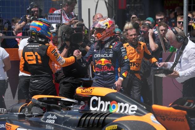 Formel 1 Großer Preis von Österreich 2024 29.06.2024, Red Bull Ring, Spielberg, Formel 1 Großer Preis von Österreich 2024 , im Bild 2.Platz für Oscar Piastri (AUS), McLaren F1 Team, dieser gratuliert Sieger Max Verstappen (NLD), Oracle Red Bull Racing