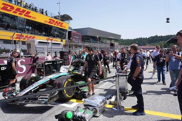 29.06.2024, Red Bull Ring, Spielberg, Formel 1 Großer Preis von Österreich 2024 , im Bild Teamchef Christian Horner (Oracle Red Bull Racing) schaut sich das Auto von Lewis Hamilton (GBR), Mercedes-AMG Petronas Formula One Team an Defodi-506_20240629_hbr_1851
