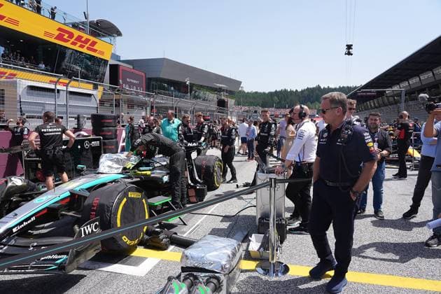 Formel 1 Großer Preis von Österreich 2024 29.06.2024, Red Bull Ring, Spielberg, Formel 1 Großer Preis von Österreich 2024 , im Bild Teamchef Christian Horner (Oracle Red Bull Racing) schaut sich das Auto von Lewis Hamilton (GBR), Mercedes-AMG Petronas Formula One Team an