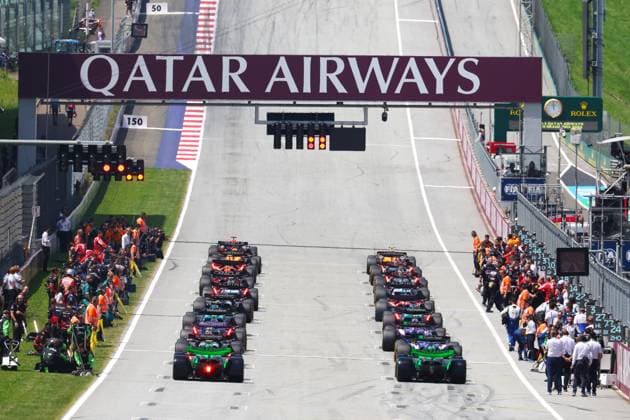 starting grid mechanic, mecanicien, mechanics during the Formula 1 Qatar Airways Austrian Grand Prix 2024, 11th round of the 2024 Formula One World Championship, WM, Weltmeisterschaft from June 28 to 30, 2024 on the Red Bull Ring, in Spielberg, Austria - F1 - AUSTRIAN GRAND PRIX 2024 DPPI Panoramic  240629_R11_AUSTRIA_DP_1G9A4234