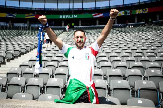 UEFA EURO, EM, Europameisterschaft,Fussball 2024: Schweiz - Italien; 29.06.2024 Fans von Italien, der Mann auf dem Stadion bis zum Spielbeginn. UEFA EURO 2024: Schweiz - Italien; Olympiastadion, Berlin; 29.06.2024 Copyright: xBEAUTIFULxSPORTS Buriakovx