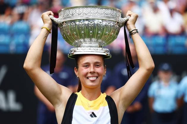 Sport Themen der Woche KW26 Sport Bilder des Tages Daria Kasatkina seen with the trophy after winning the Women s Singles Final. Rothesay International Eastbourne, Day 7, Tennis, Devonshire Park, Eastbourne, UK - 29 June 2024  Copyright: xJamesxMarsh Shutterstockx 14555509af