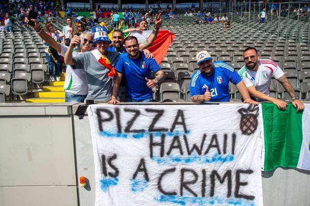 Fussball, Herren, Saison 2023 24, Euro 2024 (Achtelfinale) in Berlin, Schweiz - Italien, Fans von Italien auf der Tribüne, 29.06. 2024, Copyright: xSebastianxRäppold MatthiasxKochx