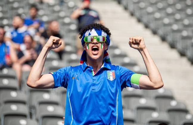 Fussball, Herren, Saison 2023 24, Euro 2024 (Achtelfinale) in Berlin, Schweiz - Italien, Fans von Italien auf der Tribüne, 29.06. 2024, Copyright: xSebastianxRäppold MatthiasxKochx