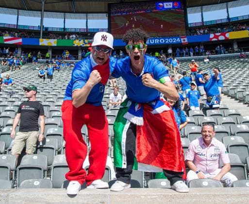 Fussball, Herren, Saison 2023 24, Euro 2024 (Achtelfinale) in Berlin, Schweiz - Italien, Fans von Italien auf der Tribüne, 29.06. 2024, Copyright: xSebastianxRäppold MatthiasxKochx