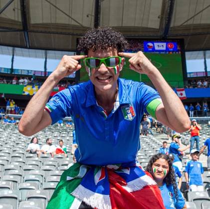 Fussball, Herren, Saison 2023 24, Euro 2024 (Achtelfinale) in Berlin, Schweiz - Italien, Fans von Italien auf der Tribüne, 29.06. 2024, Copyright: xSebastianxRäppold MatthiasxKochx