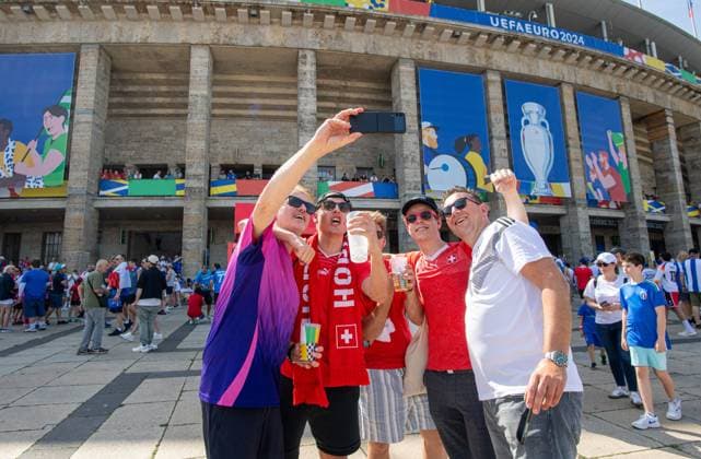 Fussball, Herren, Saison 2023 24, Euro 2024 (Achtelfinale) in Berlin, Schweiz - Italien, deutsche und Schweizer Fans machen ein Selfie vor dem Stadion, 29.06. 2024, Copyright: xSebastianxRäppold MatthiasxKochx