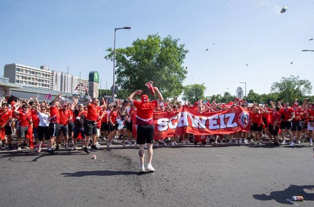 Fussball, Herren, Saison 2023 24, Euro 2024 (Achtelfinale) in Berlin, Schweiz - Italien, Fanmarsch der Schweiz, es fliegen zahlreiche Dosen Bier, 29.06. 2024, Copyright: xSebastianxRäppold MatthiasxKochx