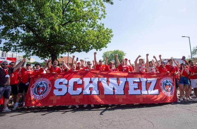 Fussball, Herren, Saison 2023 24, Euro 2024 (Achtelfinale) in Berlin, Schweiz - Italien, Fanmarsch der Schweizer Fans, 29.06. 2024, Copyright: xSebastianxRäppold MatthiasxKochx