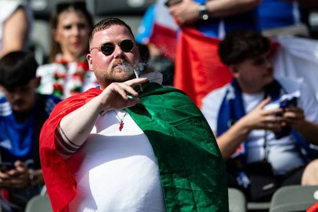 UEFA EURO, EM, Europameisterschaft,Fussball 2024: Schweiz - Italien; 29.06.2024 Fans von Italien bis zum Spielbeginn, ein Mann mit der Italienischen Flagge beim rauchen. UEFA EURO 2024: Schweiz - Italien; Olympiastadion, Berlin; 29.06.2024 Copyright: xBEAUTIFULxSPORTS Buriakovx