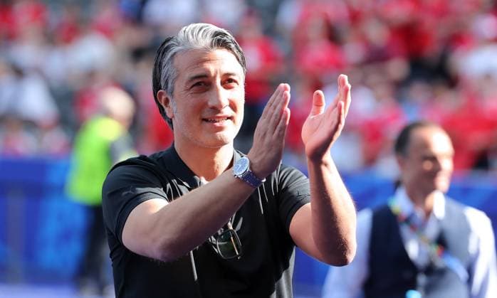 Trainer Murat Yakin begrüßt die Fans Fußball Fussball Europameisterschaft Euro 2024 EM Herren Saison 2023 2024 29.06.2024 Schweiz SUI vs. Italien ITA in Berlin DFL regulations prohibit any use of photographs as image sequences and or quasi-video.