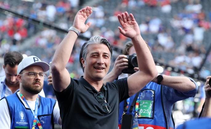 Trainer Murat Yakin begrüßt die Fans Fußball Fussball Europameisterschaft Euro 2024 EM Herren Saison 2023 2024 29.06.2024 Schweiz SUI vs. Italien ITA in Berlin DFL regulations prohibit any use of photographs as image sequences and or quasi-video.