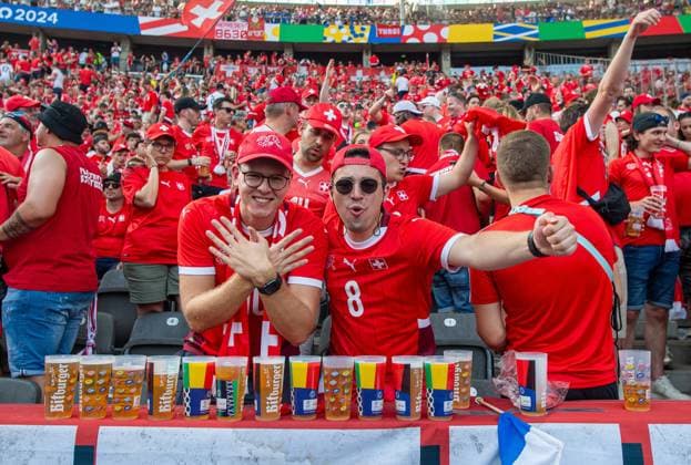 Fussball, Herren, Saison 2023 24, Euro 2024 (Achtelfinale) in Berlin, Schweiz - Italien, Schweizer Fans mit Bier, 29.06. 2024, Copyright: xSebastianxRäppold MatthiasxKochx