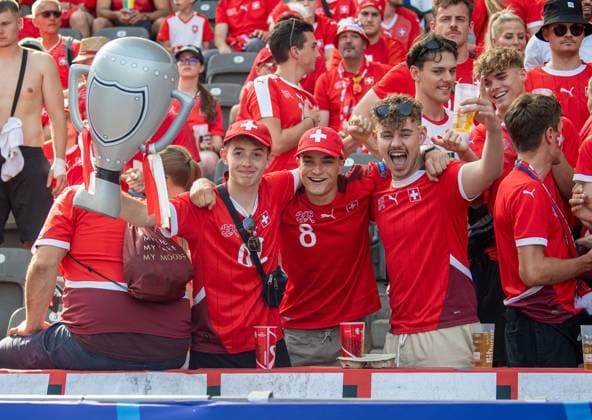Fussball, Herren, Saison 2023 24, Euro 2024 (Achtelfinale) in Berlin, Schweiz - Italien, schweizer Fans mit Pokal, 29.06. 2024, Copyright: xSebastianxRäppold MatthiasxKochx