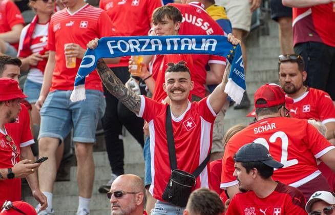 Fussball, Herren, Saison 2023 24, Euro 2024 (Achtelfinale) in Berlin, Schweiz - Italien, Schweizer Fan mit Italien-Schal, 29.06. 2024, Copyright: xSebastianxRäppold MatthiasxKochx