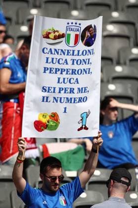 29.06.2024, xtgx, Fussball EM 2024 1 8 Finale, Schweiz - Italien emspor, v.l. Emotionen, Fans, Stimmung, Fahnen, Logo, Italien, Zuschauer, Trikots (DFL DFB REGULATIONS PROHIBIT ANY USE OF PHOTOGRAPHS as IMAGE SEQUENCES and or QUASI-VIDEO) Berlin