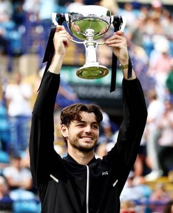 Sport Themen der Woche KW26 Taylor Fritz of USA with the trophy after winning the Men s Singles Final. Rothesay International Eastbourne, Day 7, Tennis, Devonshire Park, Eastbourne, UK - 29 June 2024  Copyright: xJamesxMarsh Shutterstockx 14555509bp