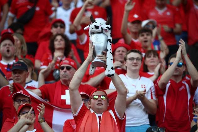 29.06.2024, xtgx, Fussball EM 2024 1 8 Finale, Schweiz - Italien emspor, v.l. Emotionen, Fans, Stimmung, Fahnen, Logo, Schweiz, weiss rot, Zuschauer, Trikots (DFL DFB REGULATIONS PROHIBIT ANY USE OF PHOTOGRAPHS as IMAGE SEQUENCES and or QUASI-VIDEO) Berlin