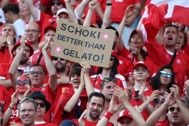 Sport Bilder des Tages 29.06.2024, xtgx, Fussball EM 2024 1 8 Finale, Schweiz - Italien emspor, v.l. Emotionen, Fans, Stimmung, Fahnen, Logo, Schweiz, weiss rot, Zuschauer, Trikots (DFL DFB REGULATIONS PROHIBIT ANY USE OF PHOTOGRAPHS as IMAGE SEQUENCES and or QUASI-VIDEO) Berlin