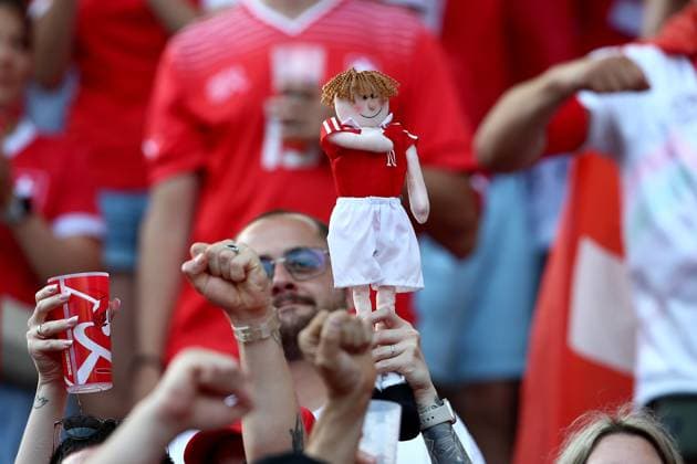 29.06.2024, xtgx, Fussball EM 2024 1 8 Finale, Schweiz - Italien emspor, v.l. Emotionen, Fans, Stimmung, Fahnen, Logo, Schweiz, weiss rot, Zuschauer, Trikots (DFL DFB REGULATIONS PROHIBIT ANY USE OF PHOTOGRAPHS as IMAGE SEQUENCES and or QUASI-VIDEO) Berlin