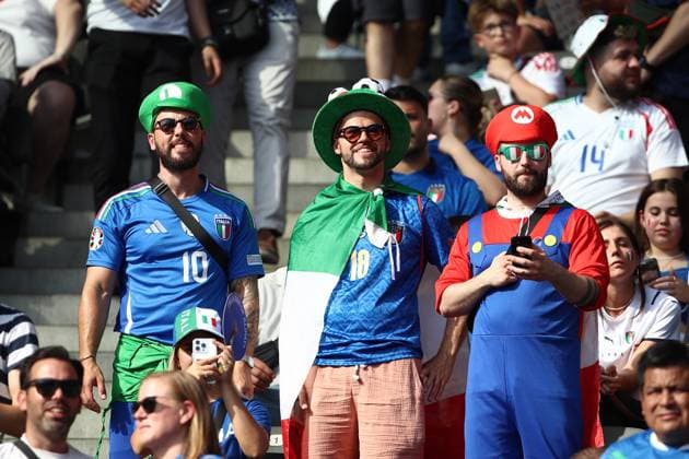29.06.2024, xtgx, Fussball EM 2024 1 8 Finale, Schweiz - Italien emspor, v.l. Emotionen, Fans, Stimmung, Fahnen, Logo, Italien, Zuschauer, Trikots (UEFA REGULATIONS PROHIBIT ANY USE OF PHOTOGRAPHS as IMAGE SEQUENCES and or QUASI-VIDEO) Berlin