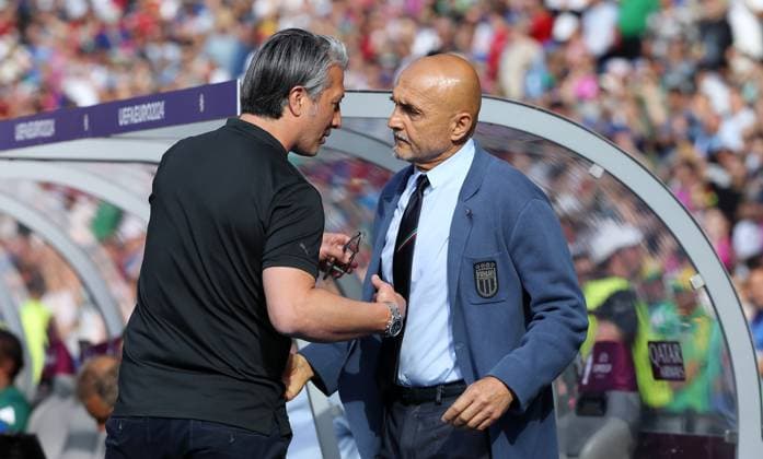 Trainer Murat Yakin begrüßt Trainer Luciano Spalletti vor Spielbeginn Fußball Fussball Europameisterschaft Euro 2024 EM Herren Saison 2023 2024 29.06.2024 Schweiz SUI vs. Italien ITA in Berlin DFL regulations prohibit any use of photographs as image sequences and or quasi-video.