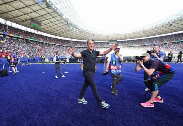 Switzerland manager Murat Yakin salutes the fans before the game Switzerland v Italy, UEFA European Championship, EM, Europameisterschaft 2024, Round of 16, Football, Olympiastadion, Berlin, Germany - 29 Jun 2024 EDITORIAL USE ONLY No use with unauthorised audio, video, data, fixture lists, club league logos or live services. Online in-match use limited to 120 images, no video emulation. No use in betting, games or single club league player publications. Copyright: xPaulxCurrie Shutterstockx 14562043al