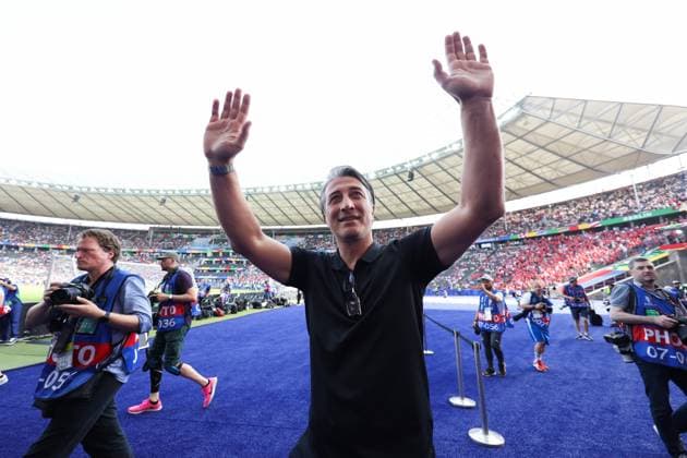 Switzerland manager Murat Yakin salutes the fans before the game Switzerland v Italy, UEFA European Championship, EM, Europameisterschaft 2024, Round of 16, Football, Olympiastadion, Berlin, Germany - 29 Jun 2024 EDITORIAL USE ONLY No use with unauthorised audio, video, data, fixture lists, club league logos or live services. Online in-match use limited to 120 images, no video emulation. No use in betting, games or single club league player publications. Copyright: xPaulxCurrie Shutterstockx 14562043aj