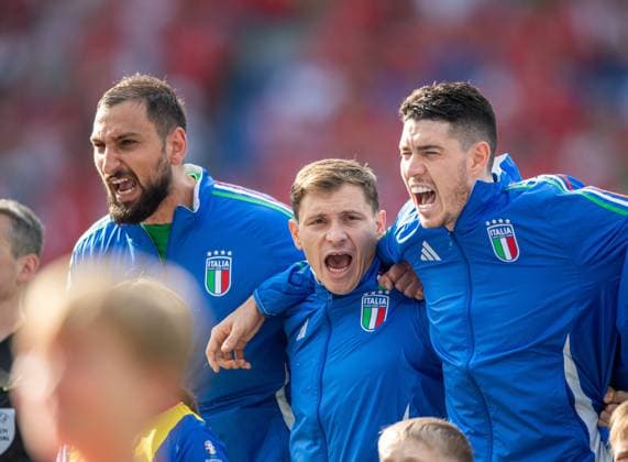 Fussball, Herren, Saison 2023 24, Euro 2024 (Achtelfinale) in Berlin, Schweiz - Italien, v.l. Torhüter Gianluigi Donnarumma (Italien), Nicolo Barella (Italien), Alessandro Bastoni (Italien) bei der Hymne, 29.06. 2024, Copyright: xSebastianxRäppold MatthiasxKochx