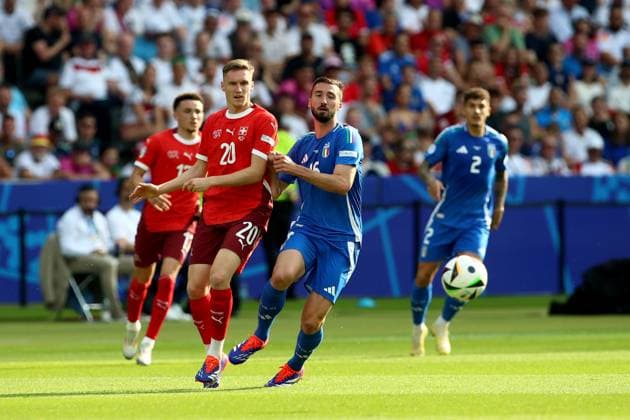 29.06.2024, xtgx, Fussball EM 2024 1 8 Finale, Schweiz - Italien emspor, v.l. Michel Aebischer (Schweiz) Bryan Cristante (Italien) Zweikampf, Aktion, action, battle for the ball (UEFA REGULATIONS PROHIBIT ANY USE OF PHOTOGRAPHS as IMAGE SEQUENCES and or QUASI-VIDEO) Berlin